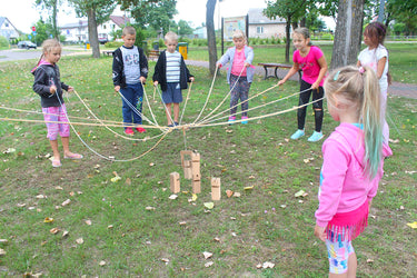 Kinder (Grundschule oder Kindergarten) bauen einen Turm mit dem Fröbelturm